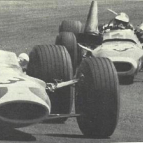 Jarama 1967 : Jim  a touché un cône en caoutchouc qui va arraché le rétroviseur de Jean Pierre Beltoise... Jarama 1967 : Jim  a touché un cône en caoutchouc qui va arraché le rétroviseur de Jean Pierre Beltoise...